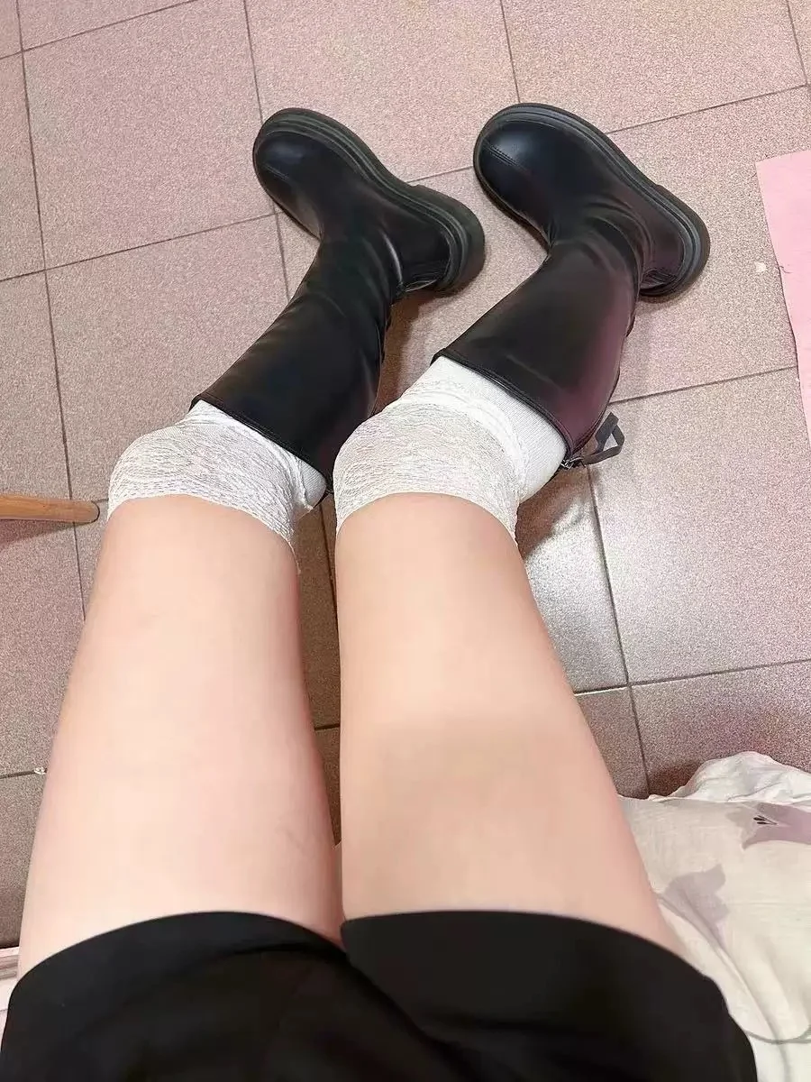 新买的长筒袜和长筒靴搭配一下