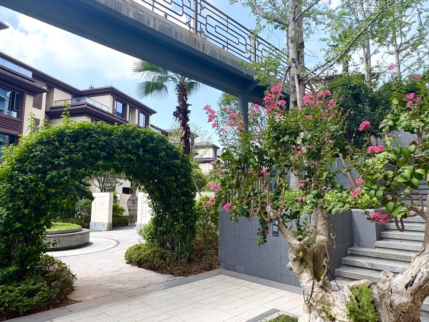 ❗️刺激 “跟踪”卉森同事的一天