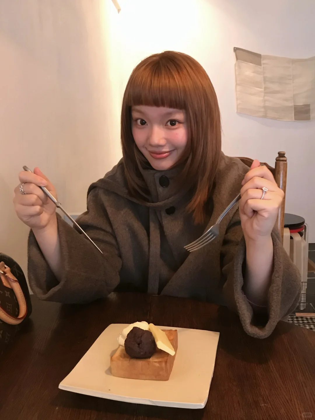 一穿大衣就自动冷脸扮熟女