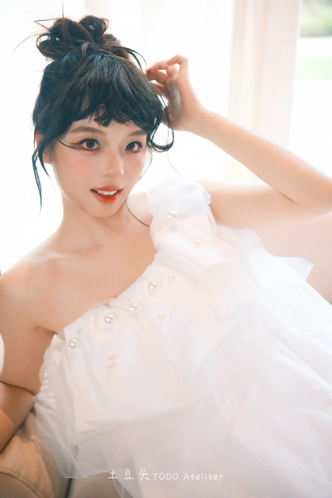 谁懂啊！晨袍造型都够出个写真集啦，