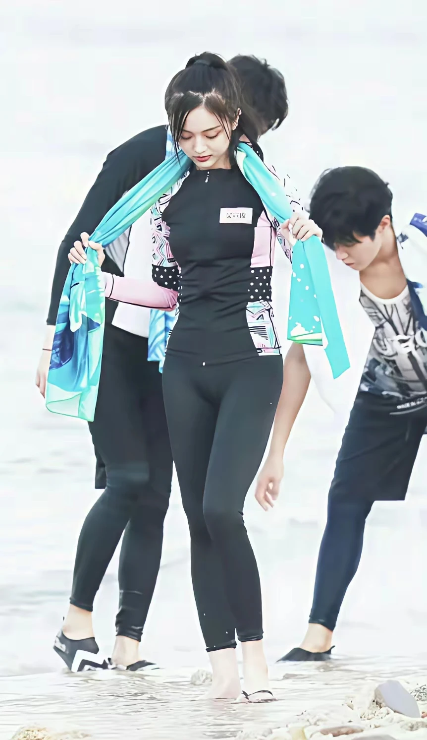 吴宣仪，火辣热裤凹造型，秀身材❤