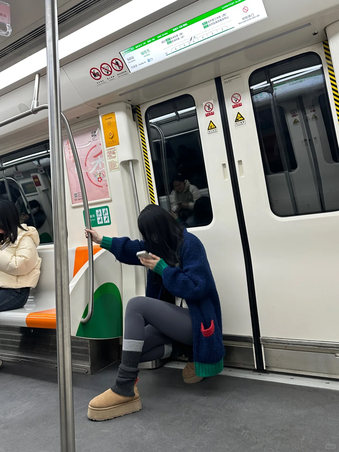 地铁上遇见的瑜伽裤真的别太离谱了~