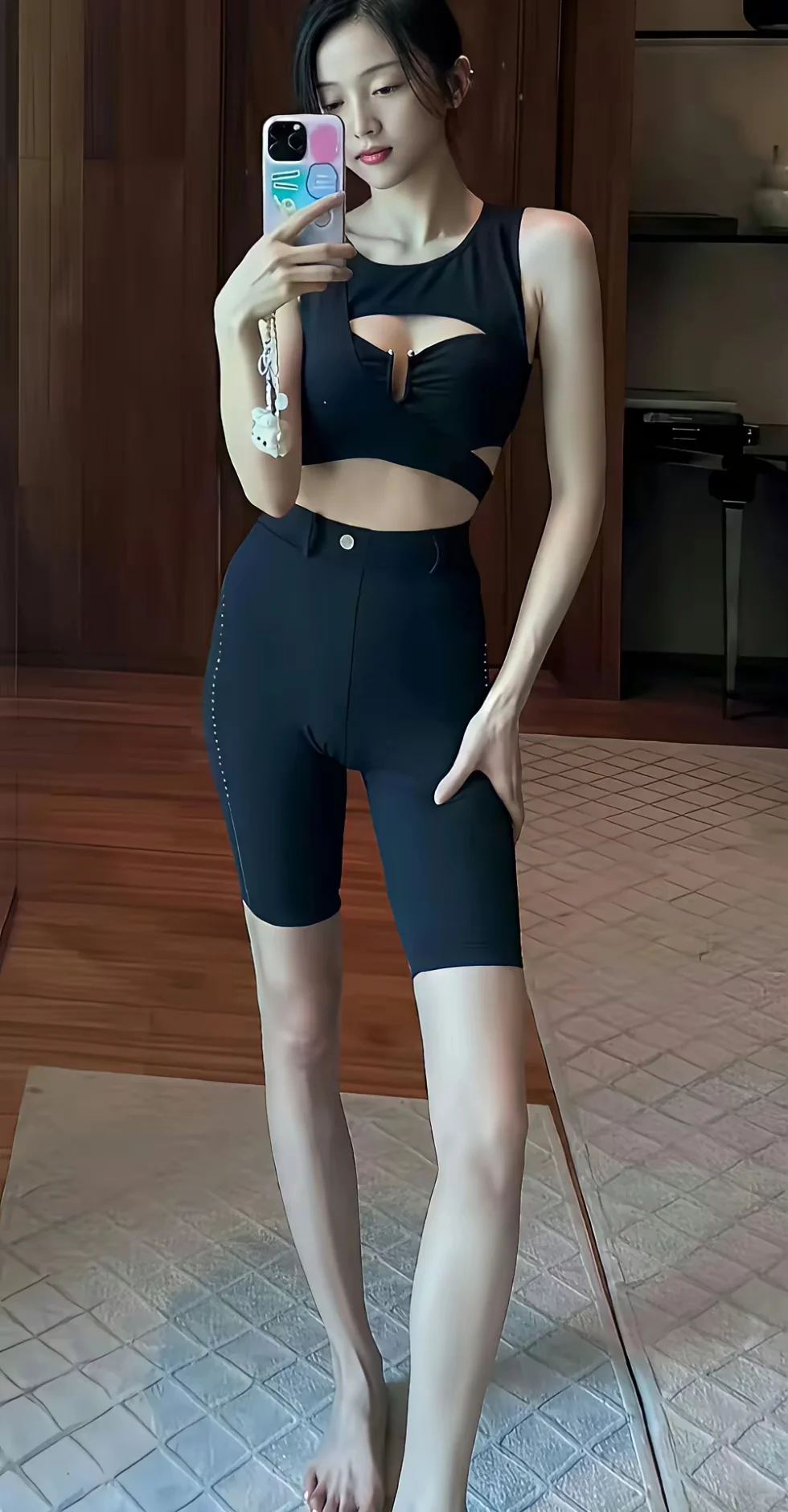 吴宣仪，火辣热裤凹造型，秀身材❤