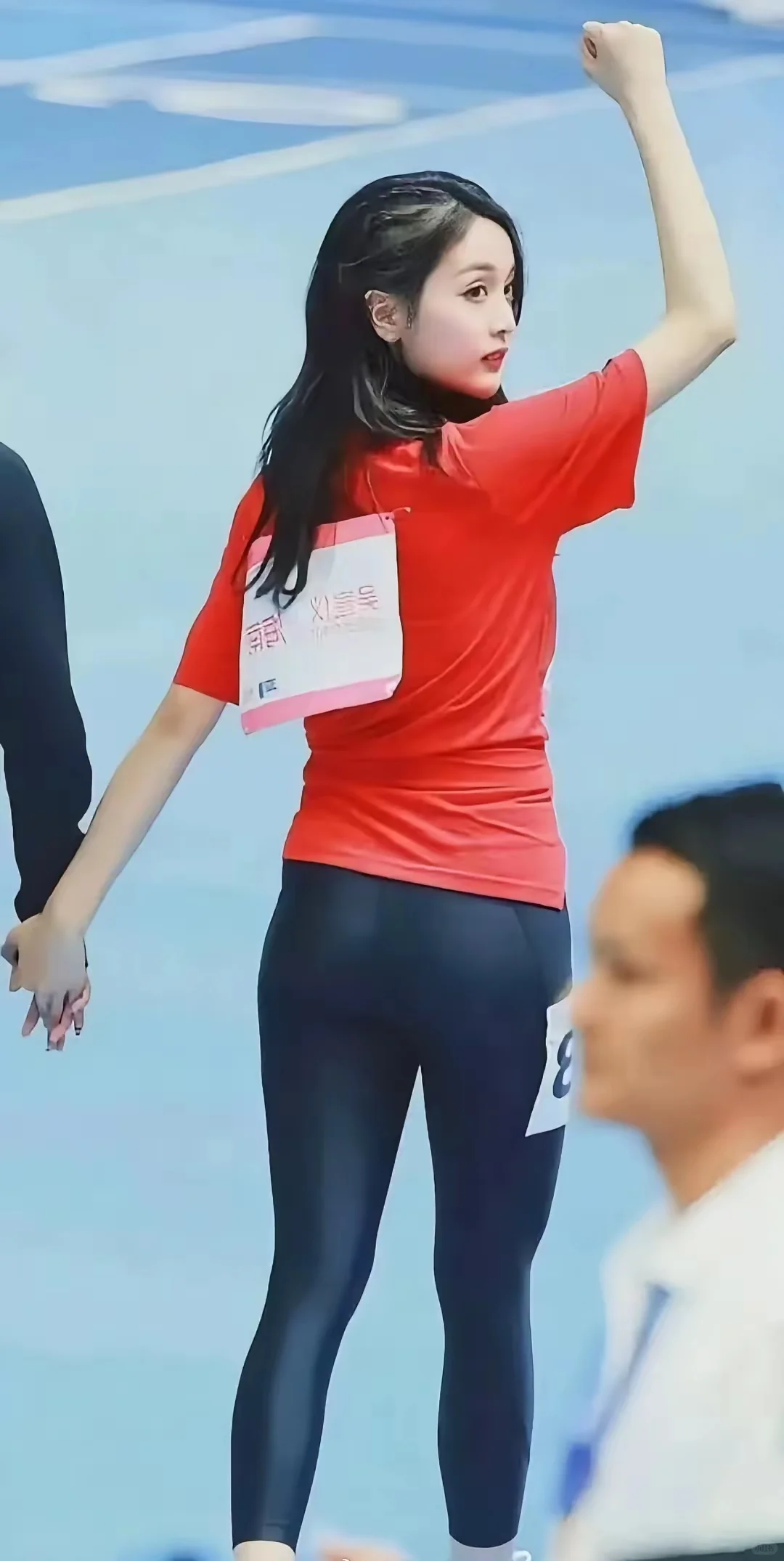 吴宣仪，火辣热裤凹造型，秀身材❤