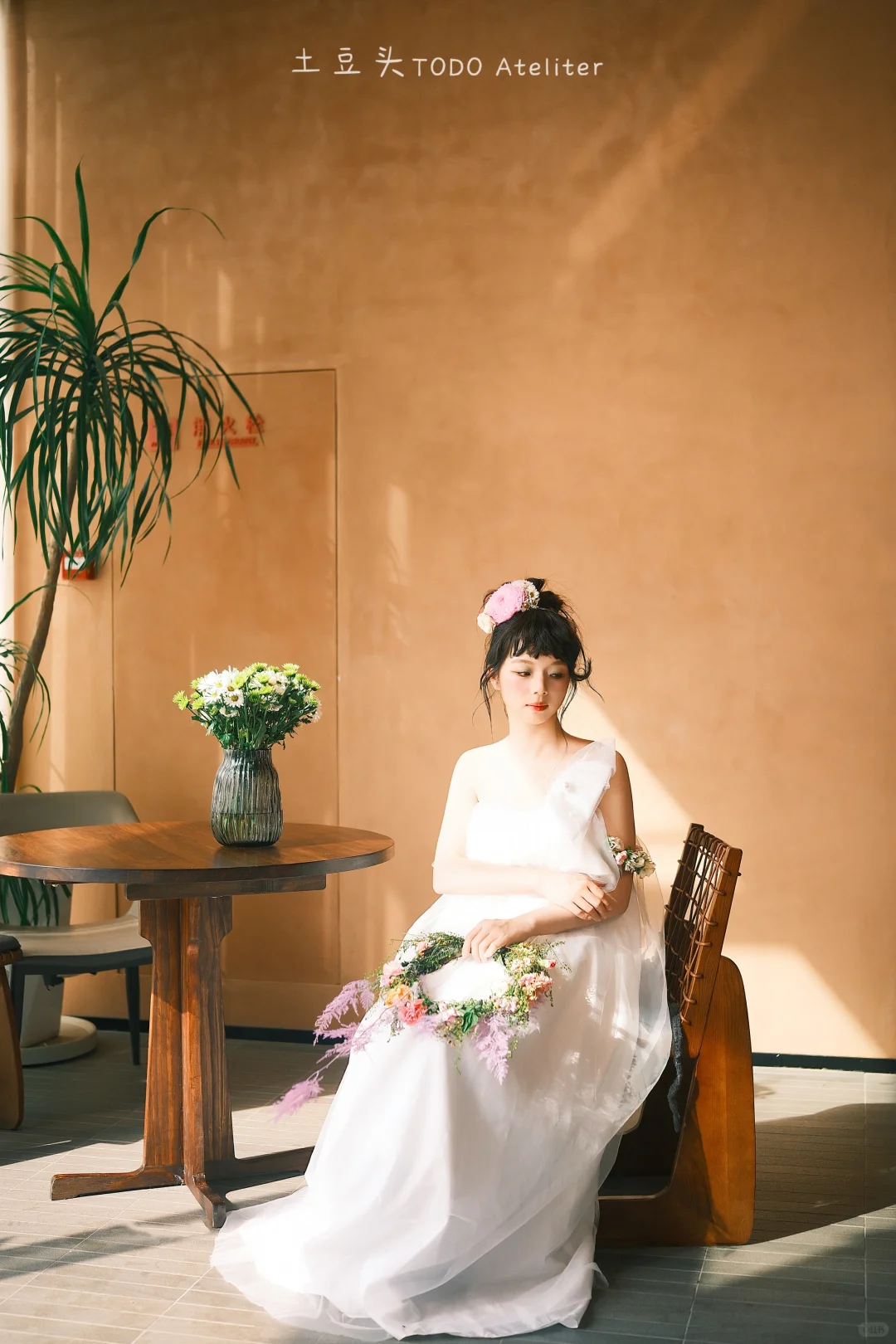 谁懂啊！晨袍造型都够出个写真集啦，