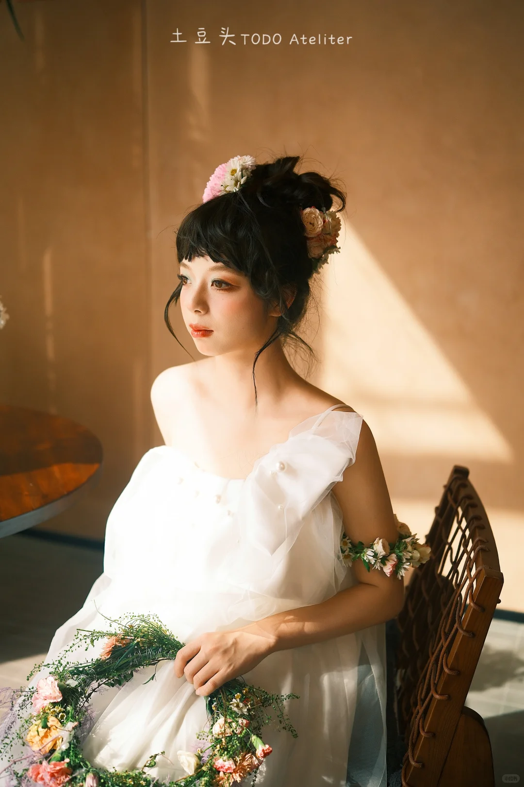 谁懂啊！晨袍造型都够出个写真集啦，