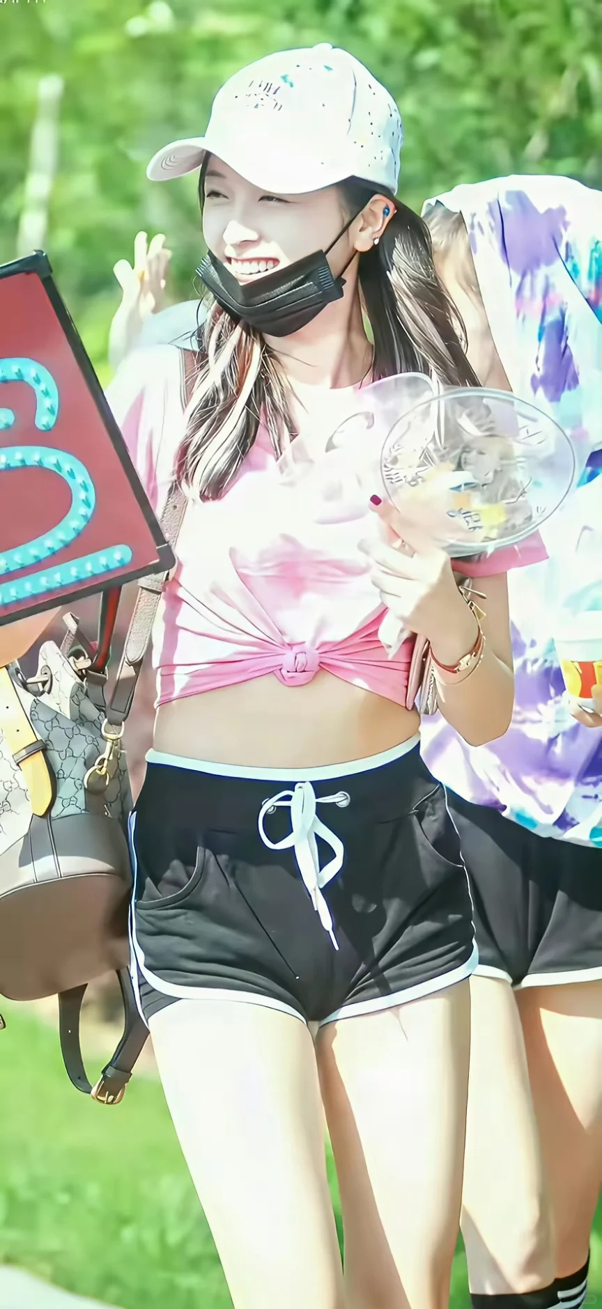 吴宣仪，火辣热裤凹造型，秀身材❤