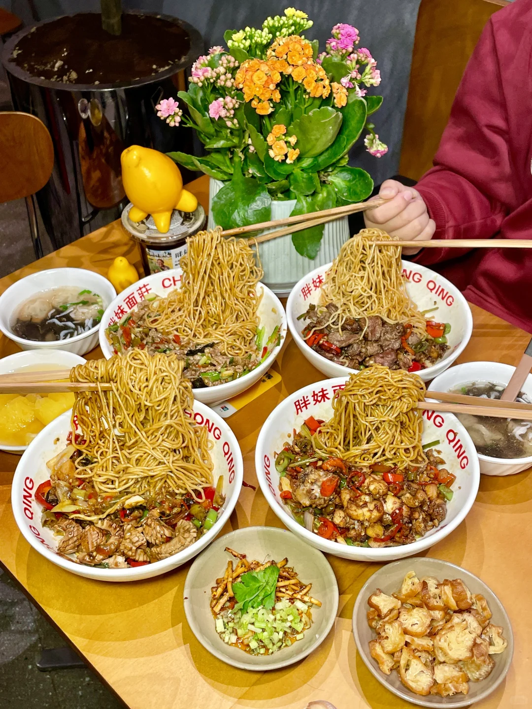 谁能想到在这里能吃到猛火爆炒的川味面！