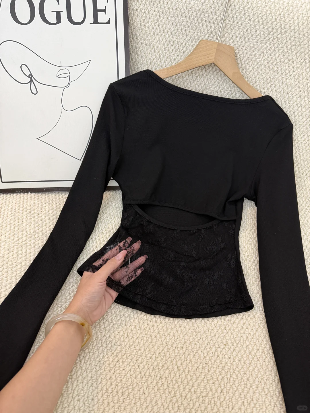 又纯又欲小巧思！蕾丝露腰搭微喇裤姐感氛围！