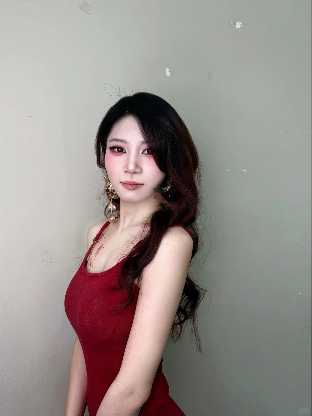 模特贝贝的性感御姐红色系妆容