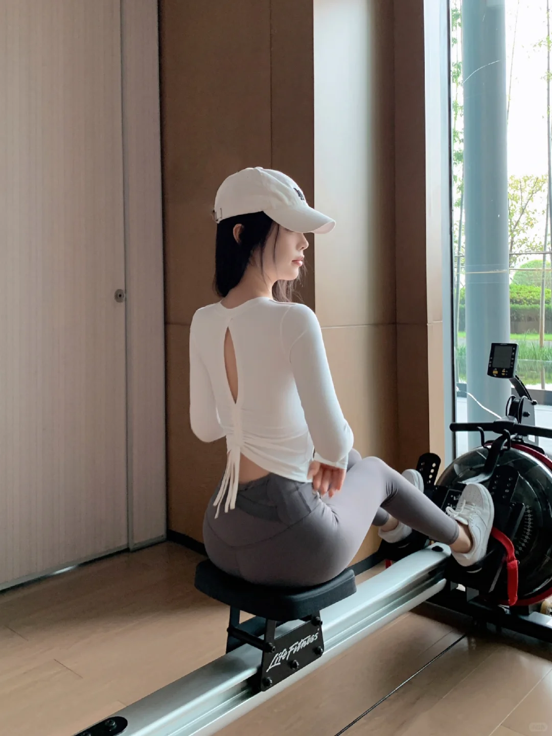 正面保守，但背面有小心机镂空的长袖瑜伽服