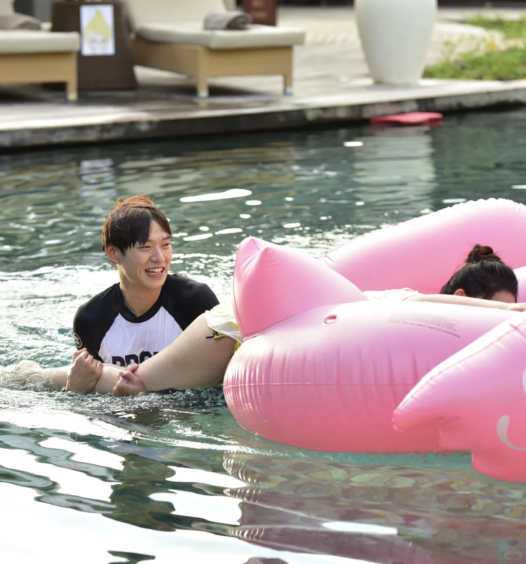 李沁早期恋综泳装 纯欲天花板 美