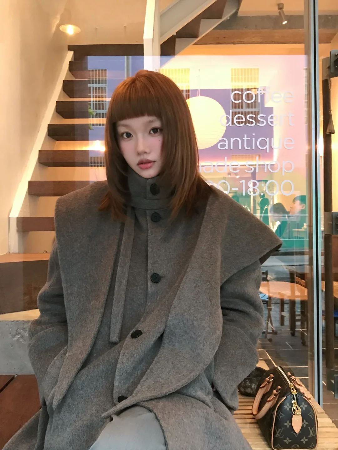 一穿大衣就自动冷脸扮熟女