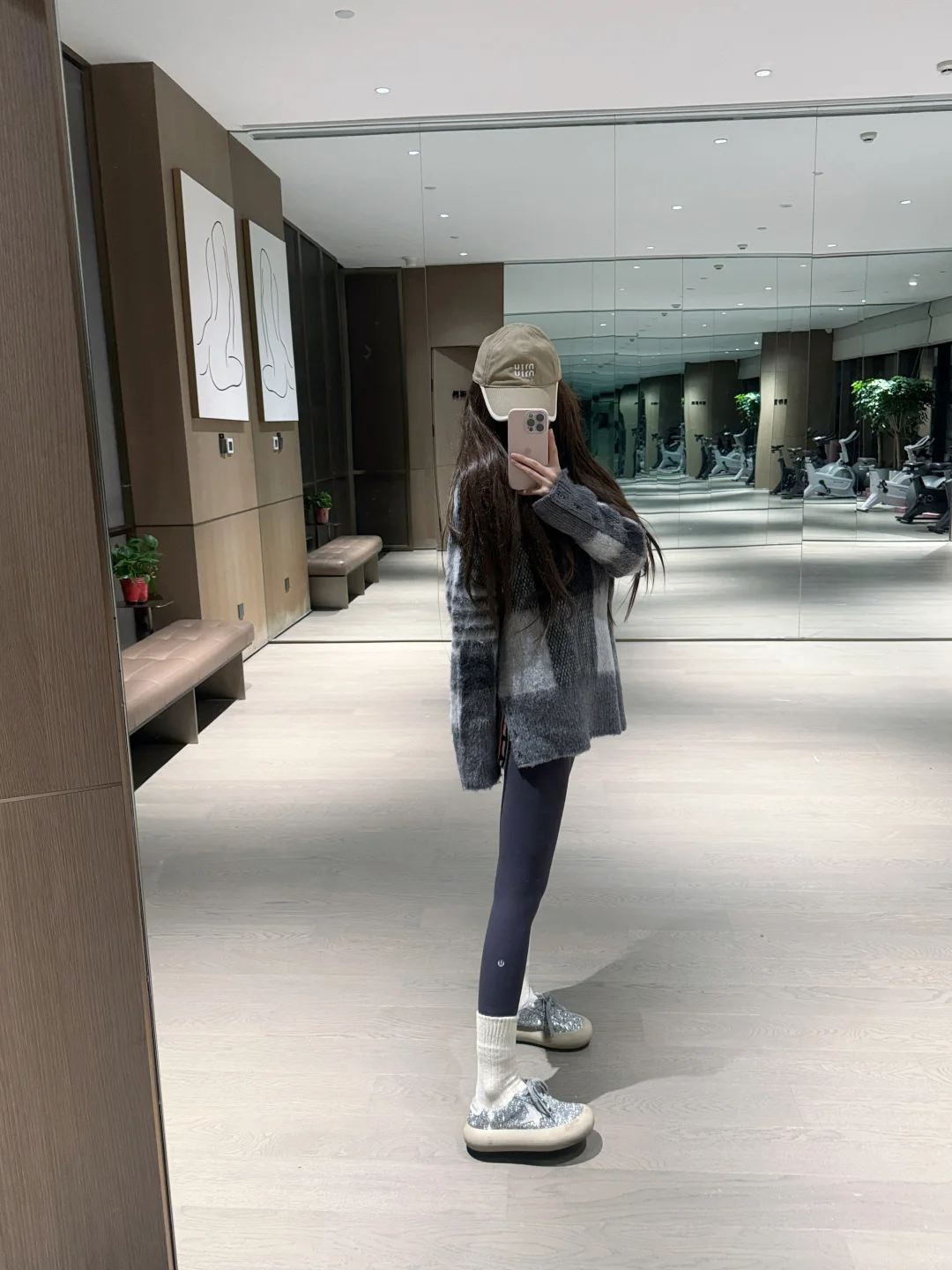 中年少女显瘦穿搭：毛衣➕瑜伽裤➕马甲叠穿