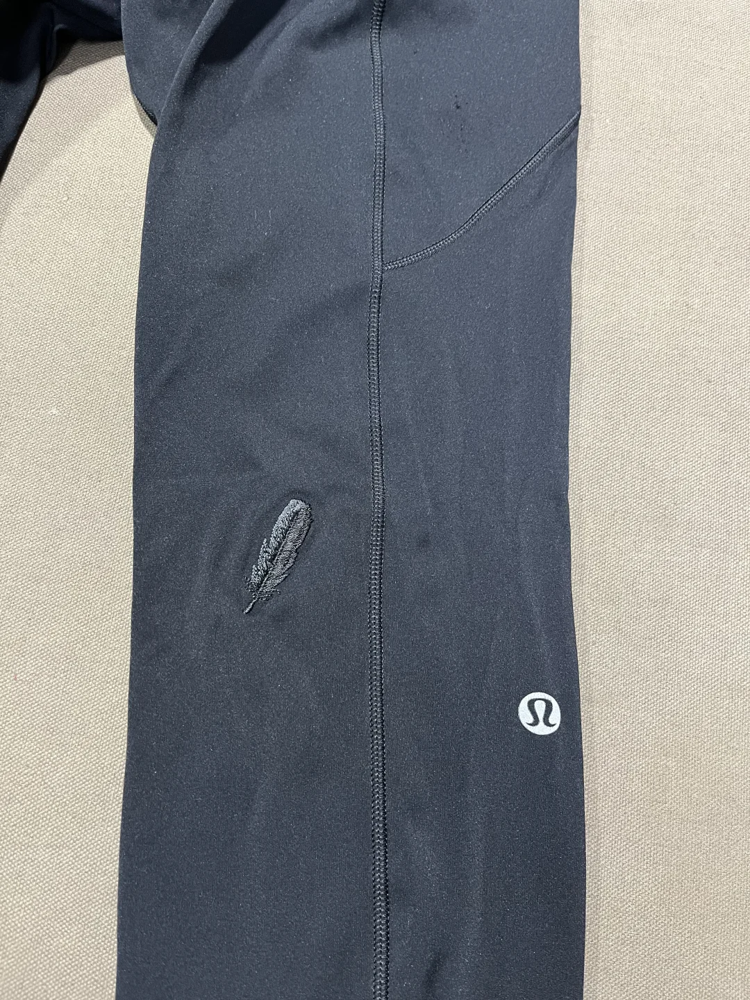 lulu瑜伽裤破洞、箭羽无痕绣补前后对比