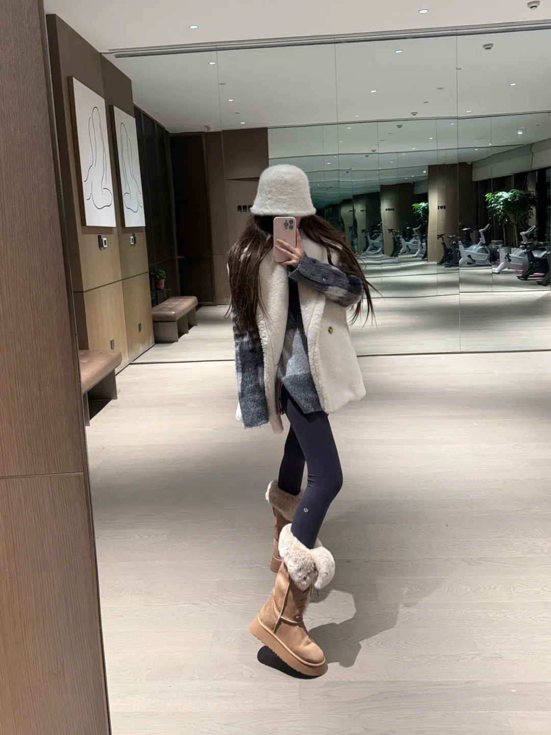 中年少女显瘦穿搭：毛衣➕瑜伽裤➕马甲叠穿