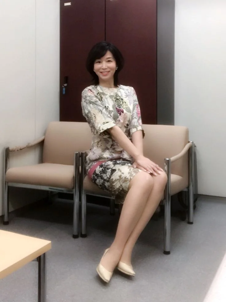 有型有款的日本中年美熟女伊藤聰子坐有坐相