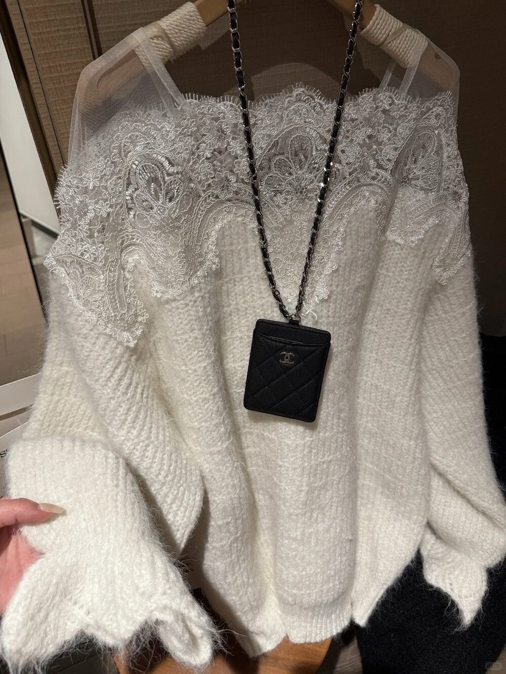 一件羊毛蕾丝一字肩毛衣