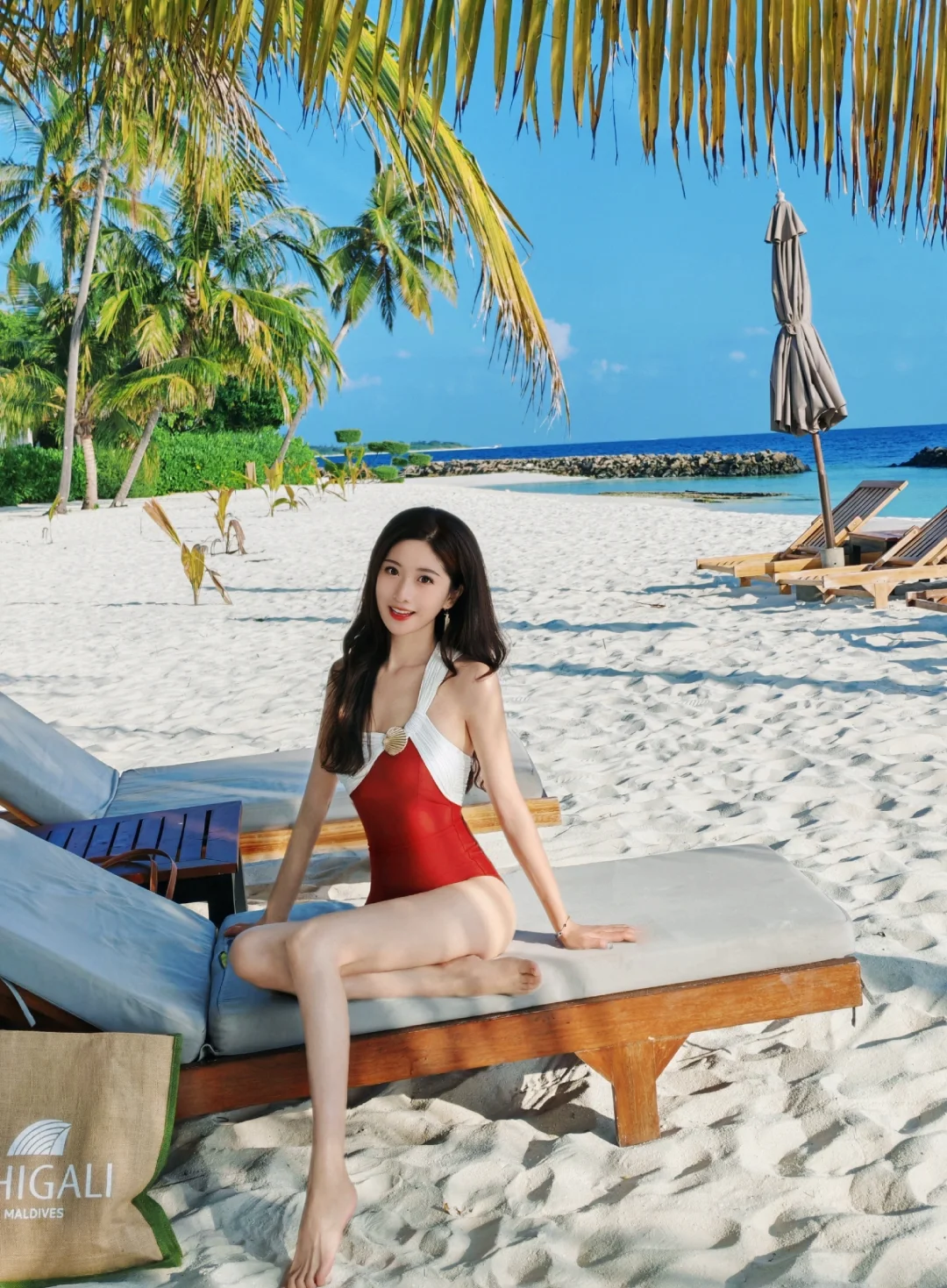 🌅穿复古红泳衣，邂逅马代清晨🤍