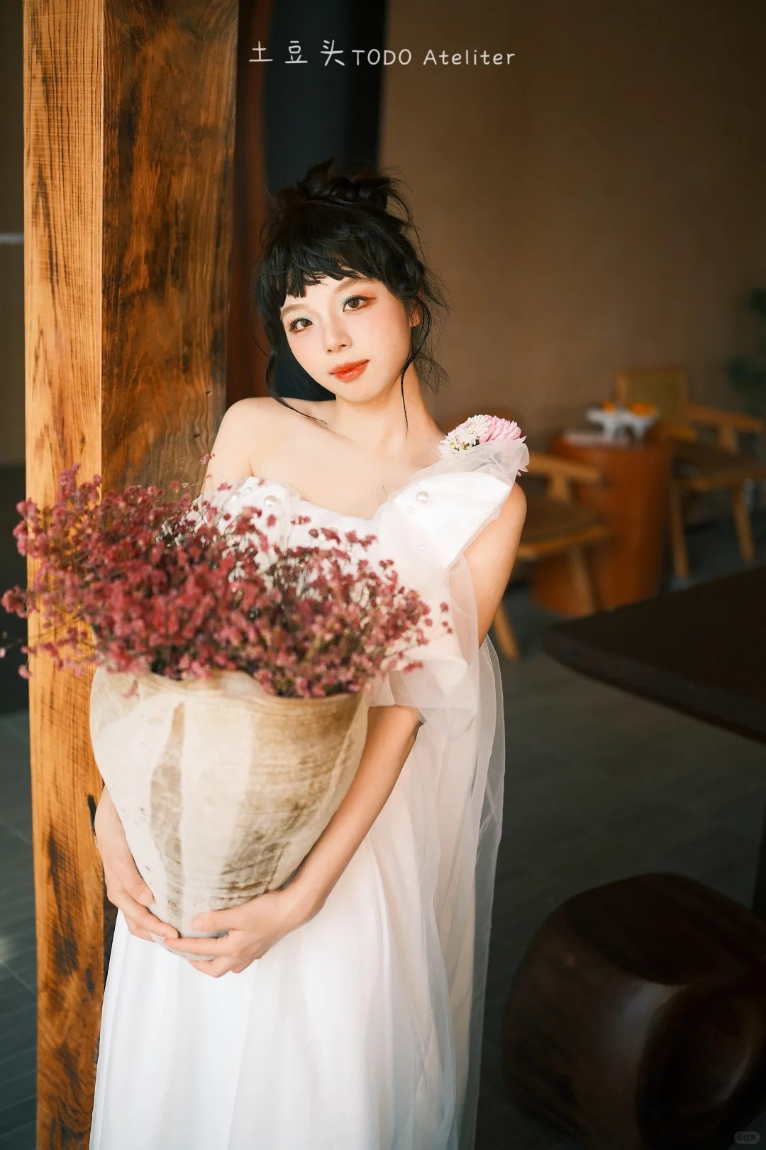 谁懂啊！晨袍造型都够出个写真集啦，