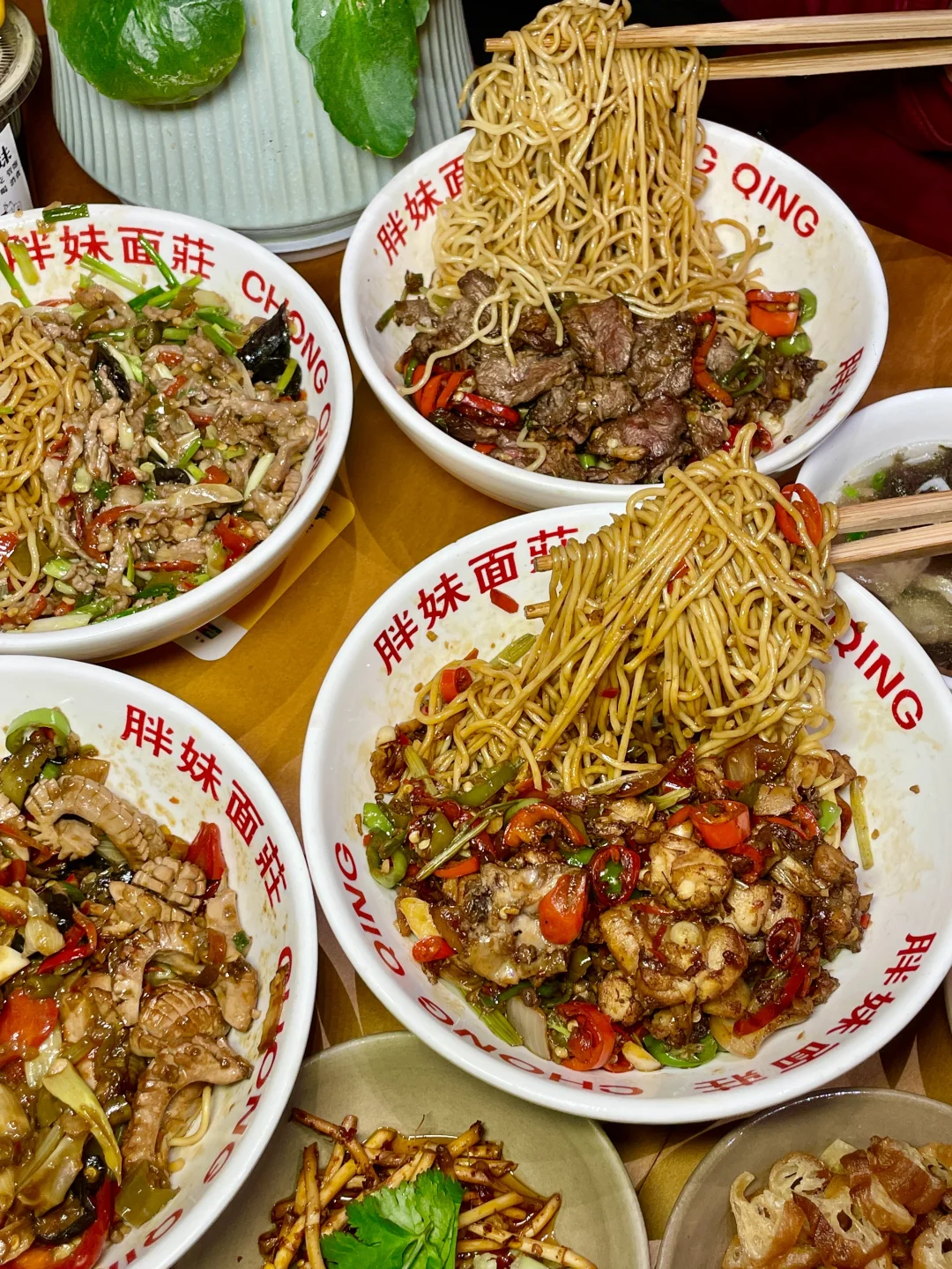 谁能想到在这里能吃到猛火爆炒的川味面！