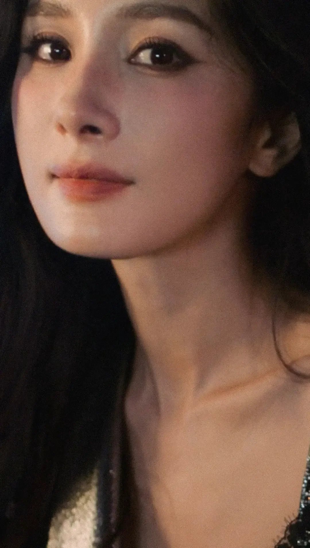 杨幂雀斑妆钻饰吊带裙❤️‍🔥！