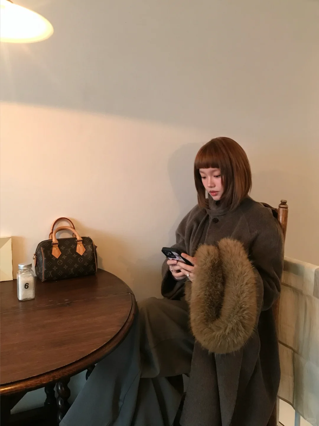 一穿大衣就自动冷脸扮熟女