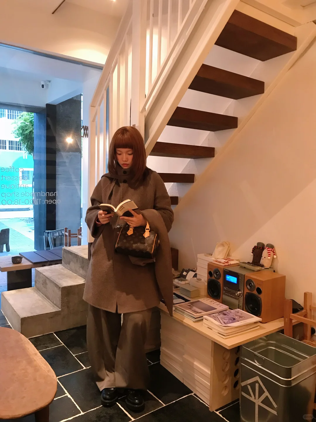 一穿大衣就自动冷脸扮熟女