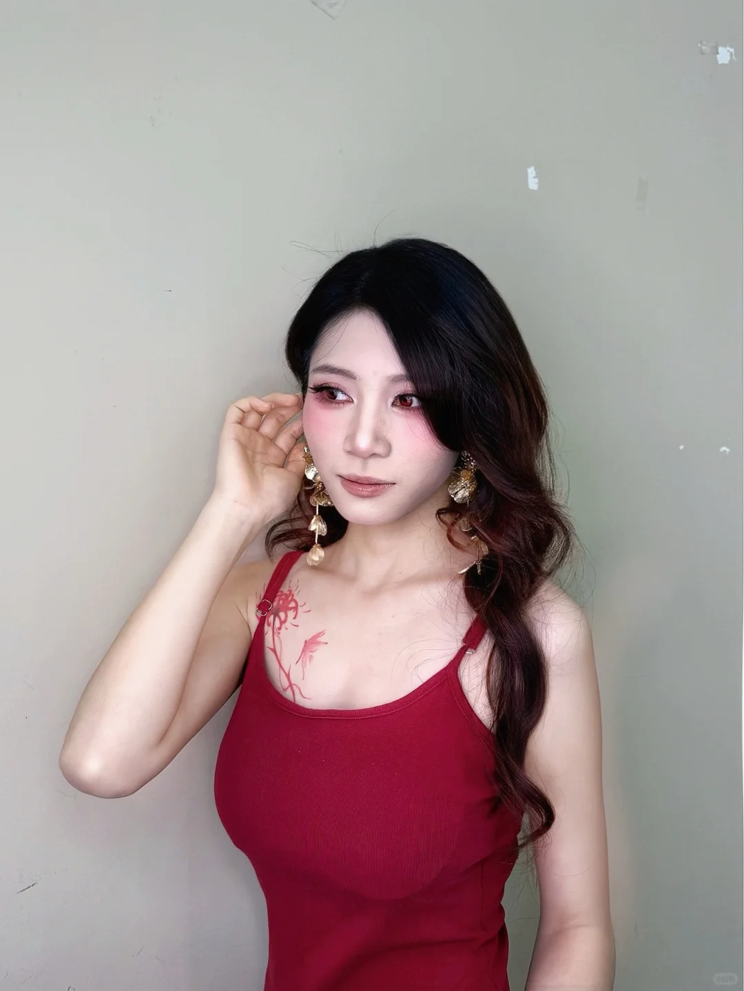 模特贝贝的性感御姐红色系妆容