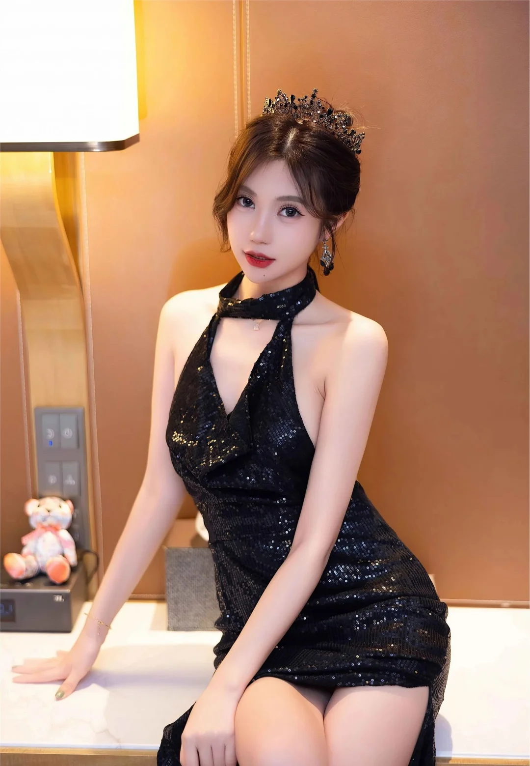 性感模特绮里嘉是性感开叉晚礼服 展完美身材