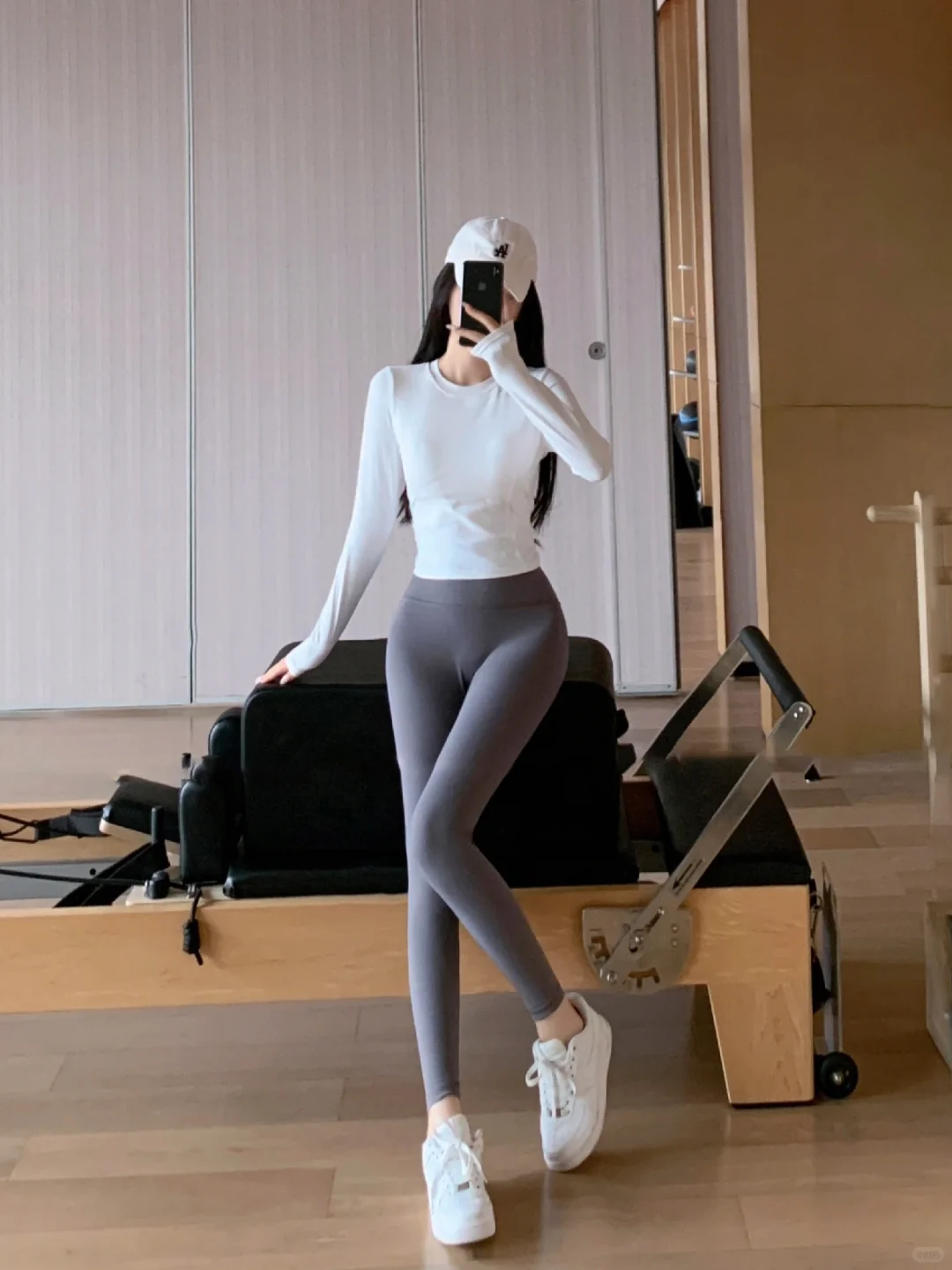 正面保守，但背面有小心机镂空的长袖瑜伽服