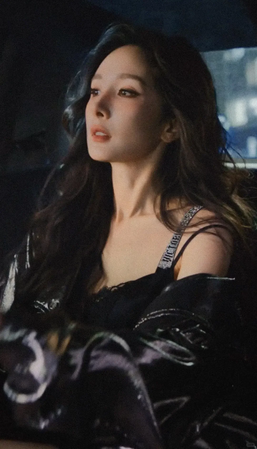 杨幂雀斑妆钻饰吊带裙❤️‍🔥！