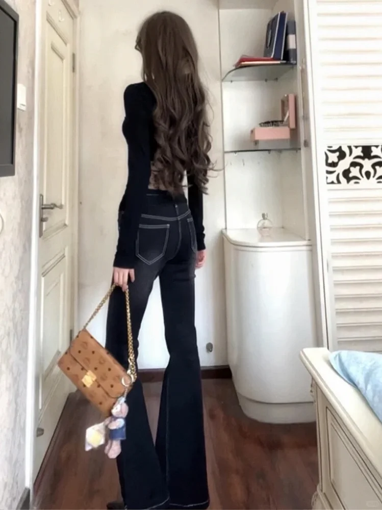 又纯又欲小巧思！蕾丝露腰搭微喇裤姐感氛围！