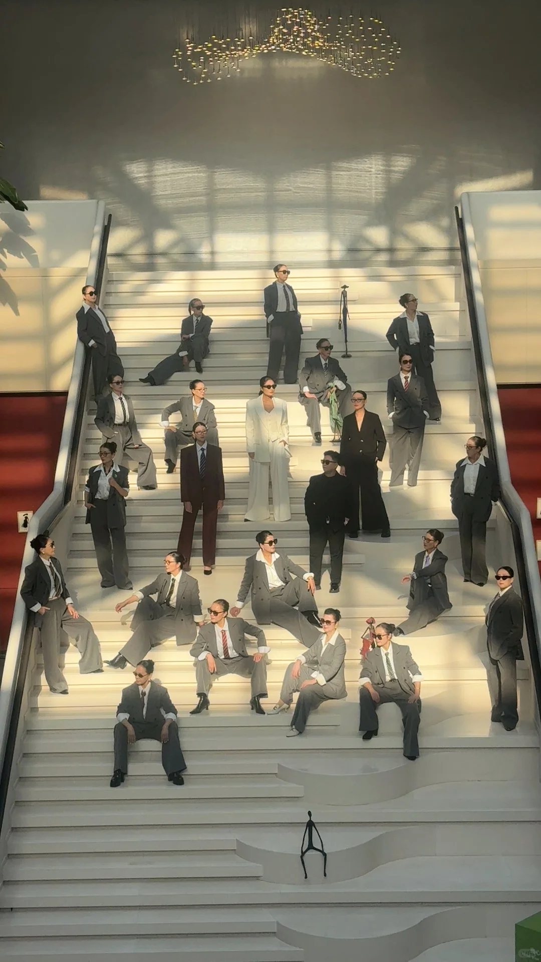 电影感女模走红毯，太帅了！