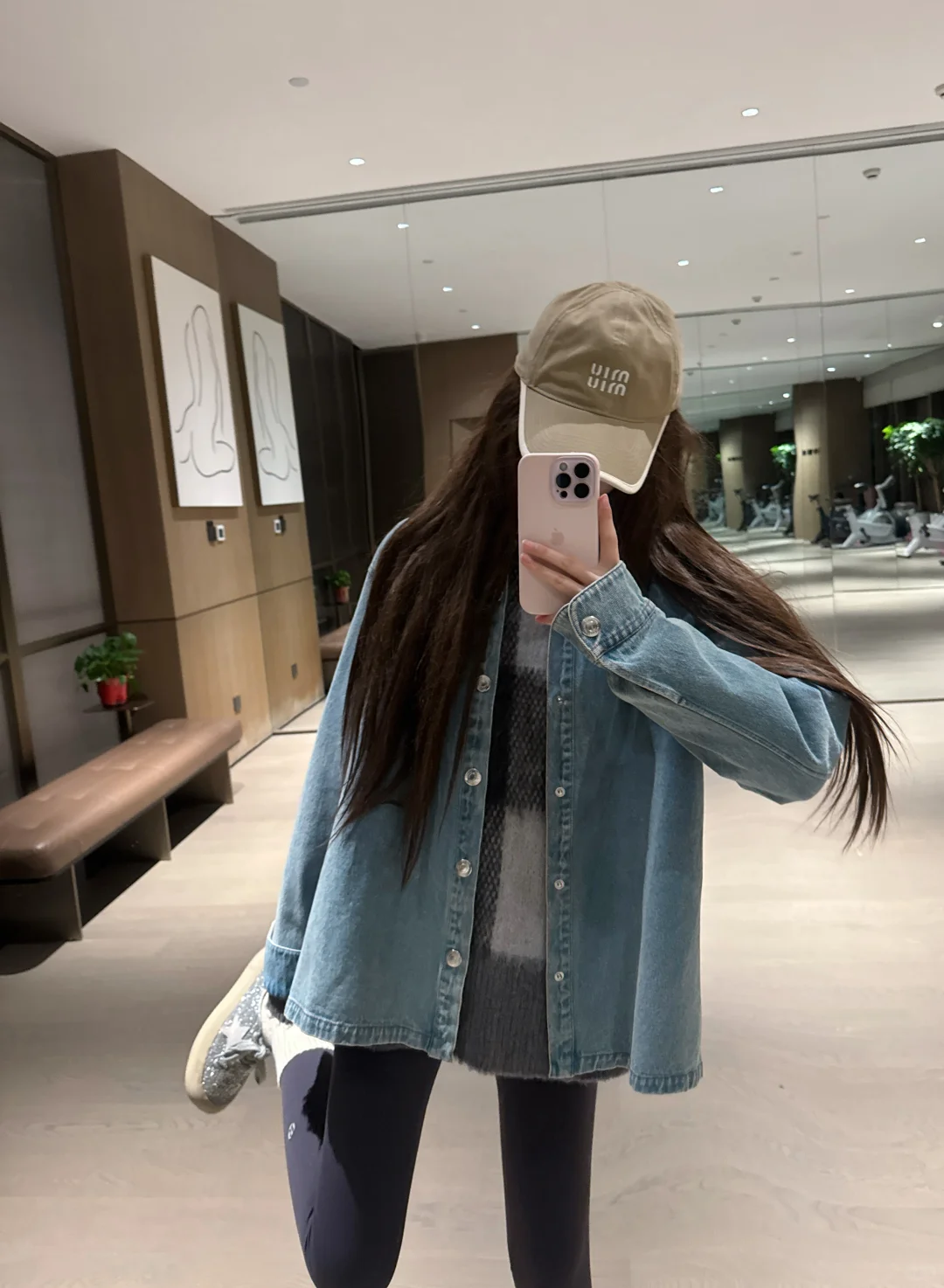 中年少女显瘦穿搭：毛衣➕瑜伽裤➕马甲叠穿