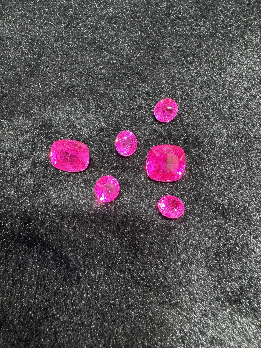 带包裹体的培育宝石，让我想起瑜伽裤的颜色