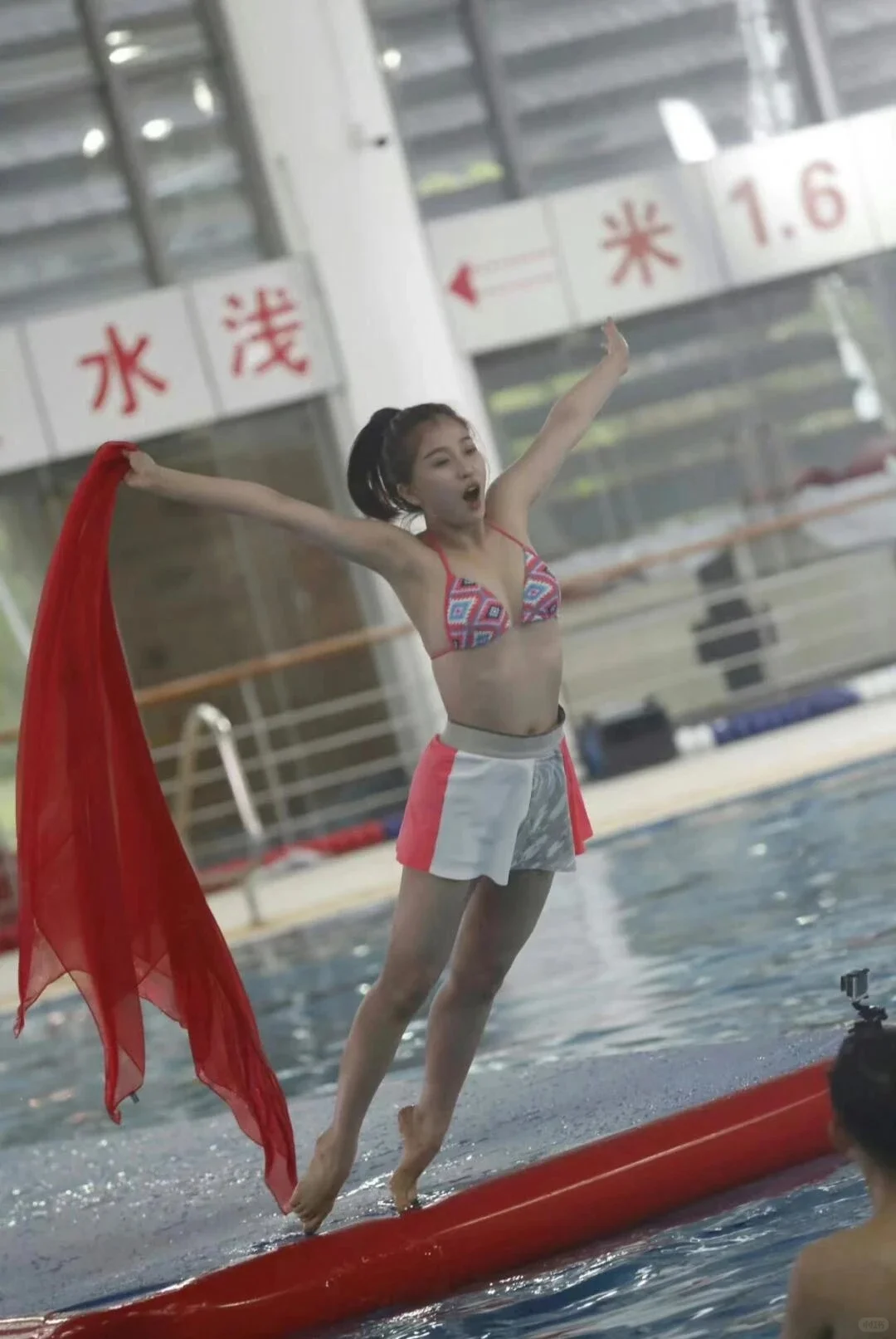 虞书欣早期泳装生图，可爱都是从小开始的。