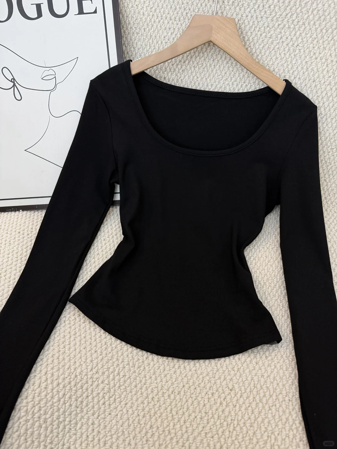 又纯又欲小巧思！蕾丝露腰搭微喇裤姐感氛围！