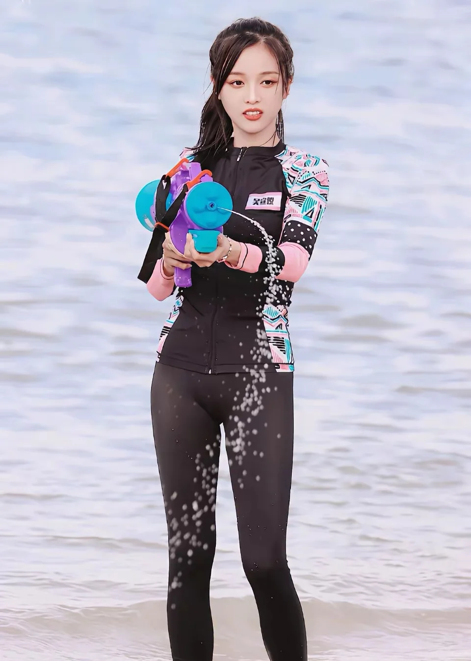 吴宣仪，火辣热裤凹造型，秀身材❤