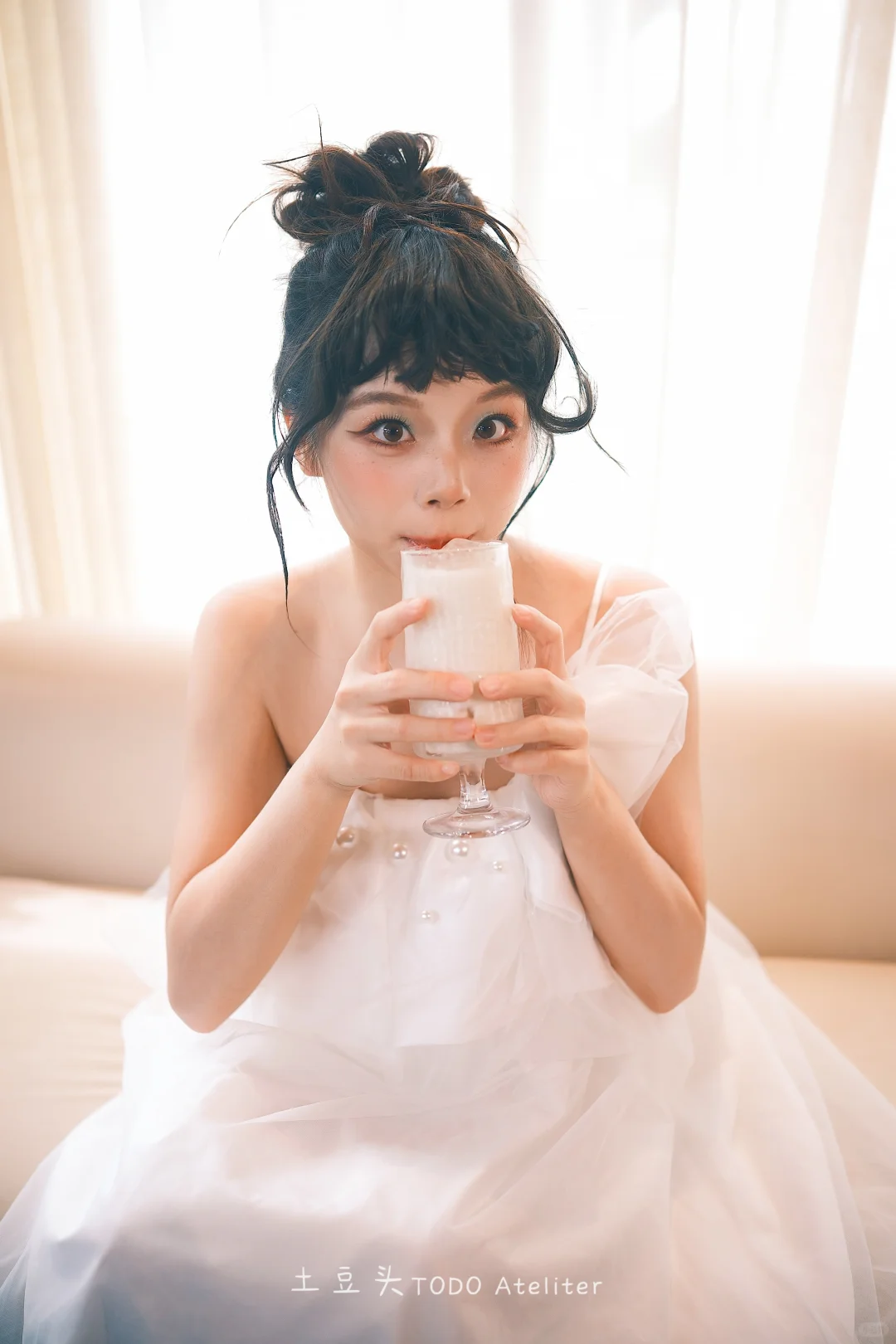 谁懂啊！晨袍造型都够出个写真集啦，