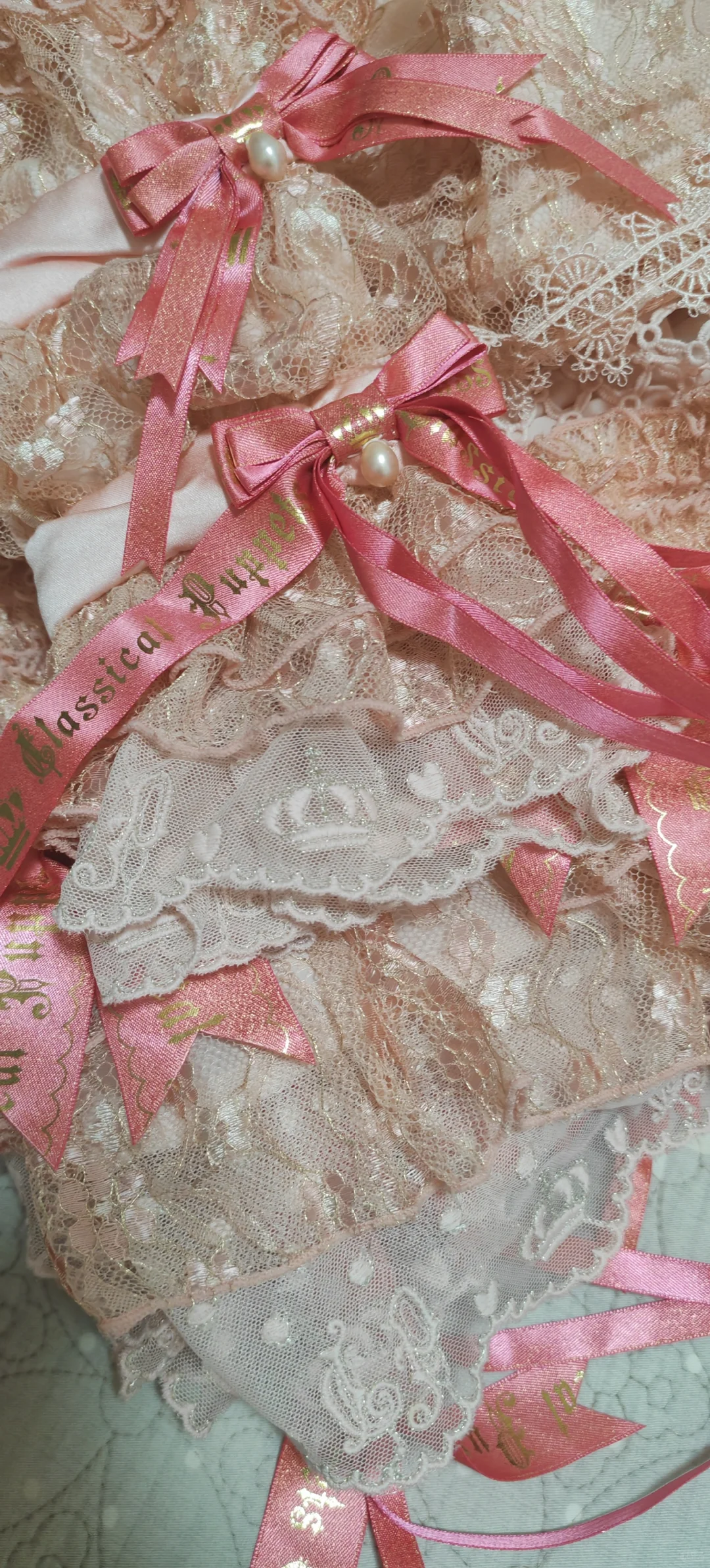 脆弱而美丽的古典玩偶织金蕾丝/蓬巴杜对比