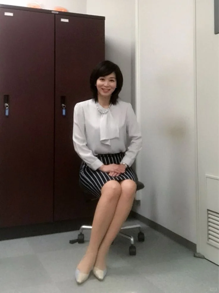 有型有款的日本中年美熟女伊藤聰子坐有坐相