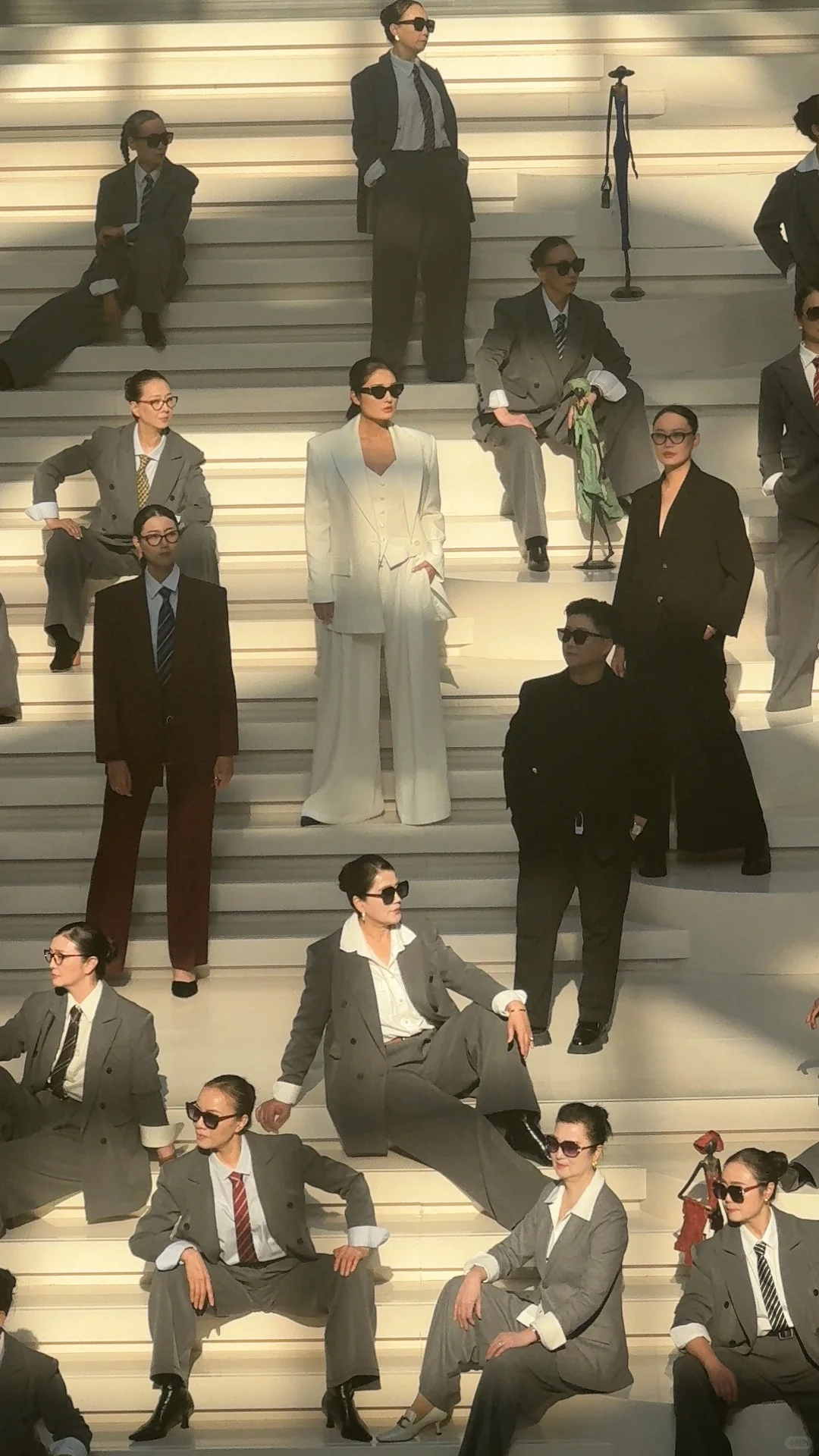 电影感女模走红毯，太帅了！