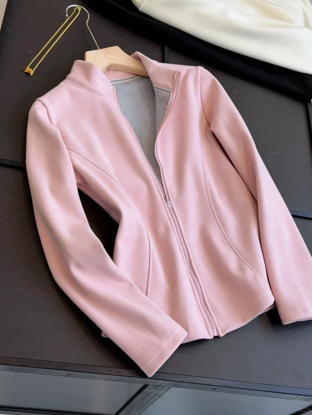 这个瑜伽服外套和我店里99买的一模一样