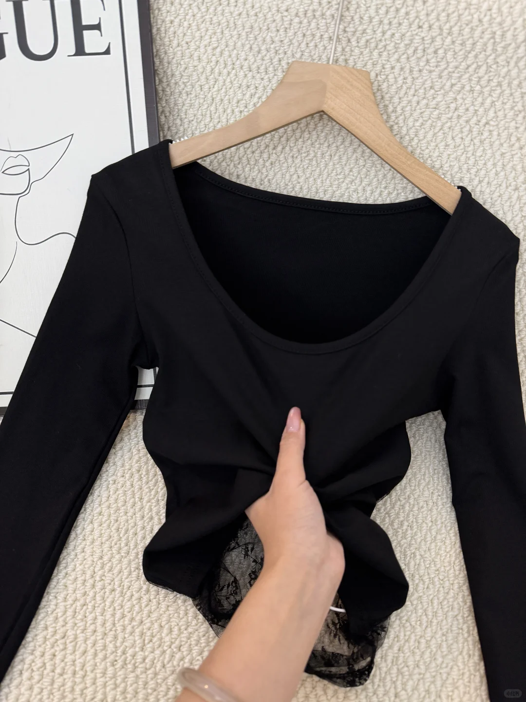 又纯又欲小巧思！蕾丝露腰搭微喇裤姐感氛围！