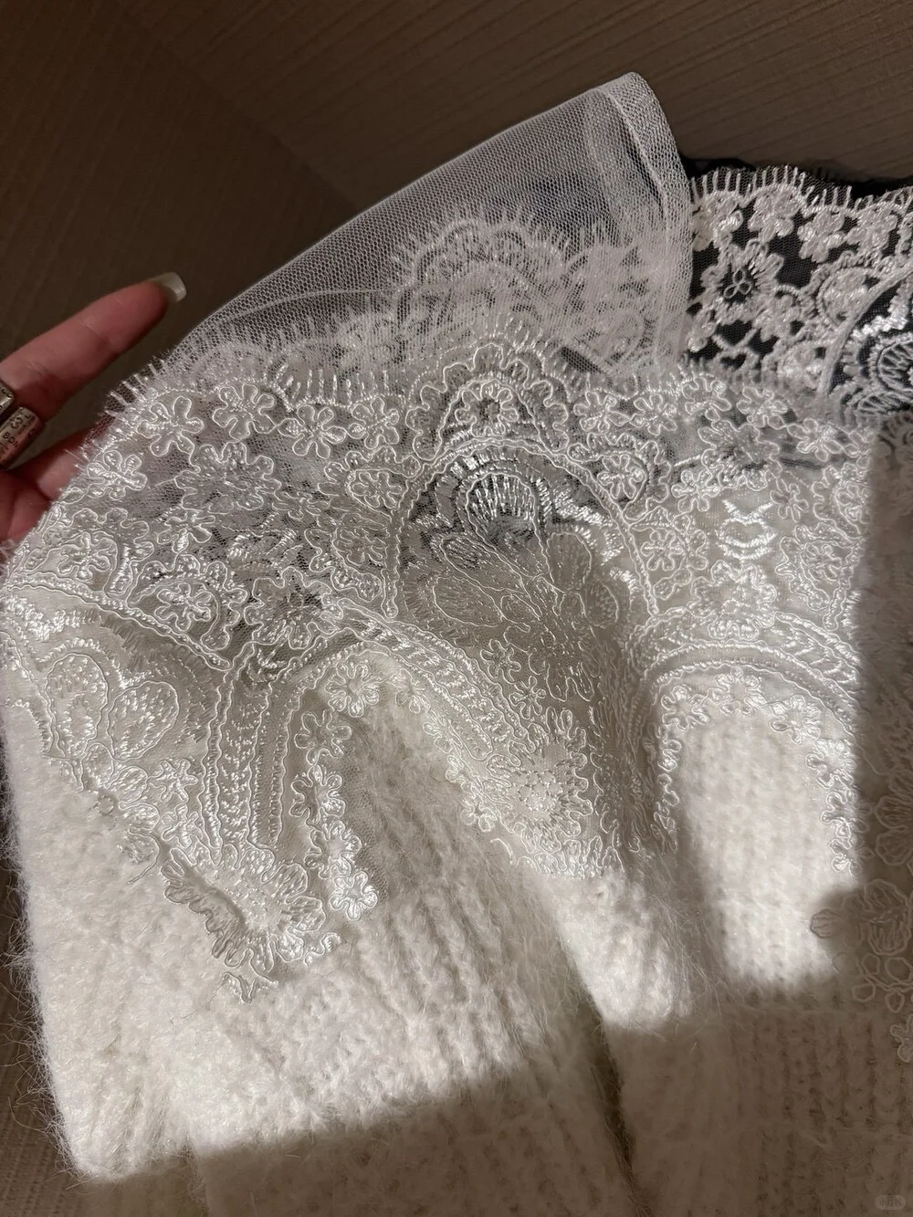 一件羊毛蕾丝一字肩毛衣