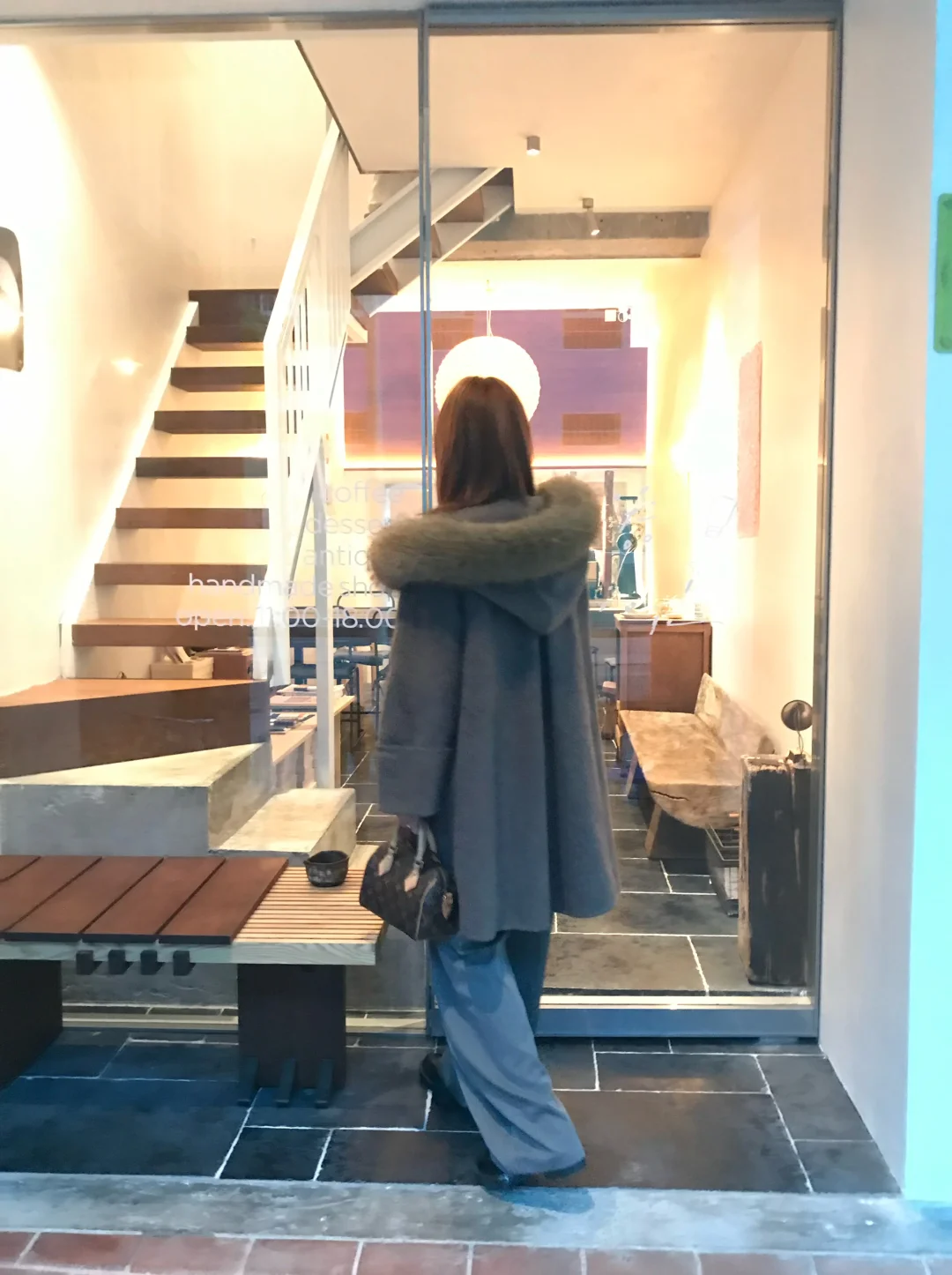 一穿大衣就自动冷脸扮熟女