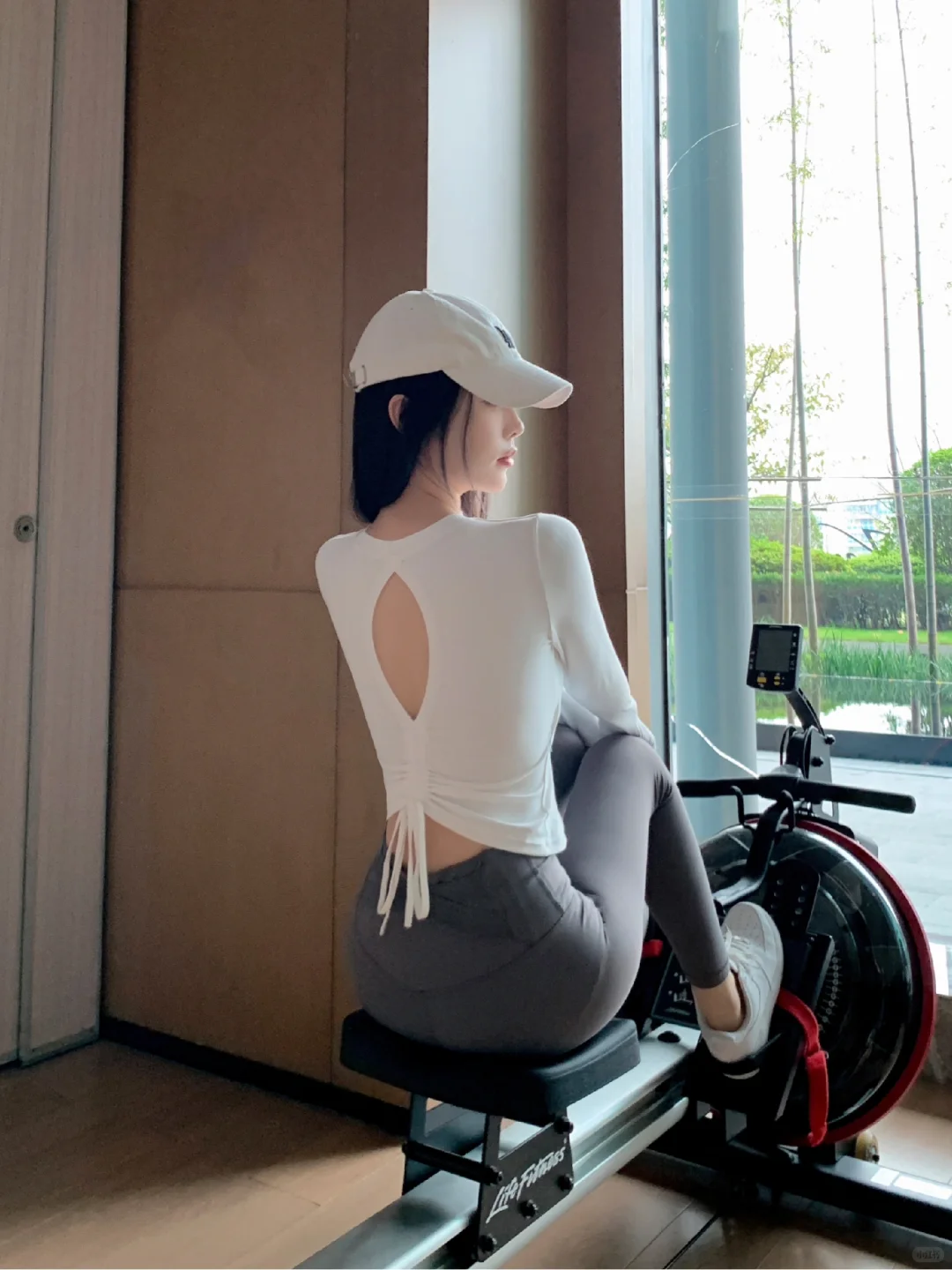 正面保守，但背面有小心机镂空的长袖瑜伽服