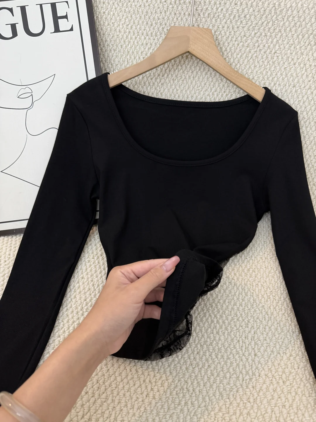 又纯又欲小巧思！蕾丝露腰搭微喇裤姐感氛围！