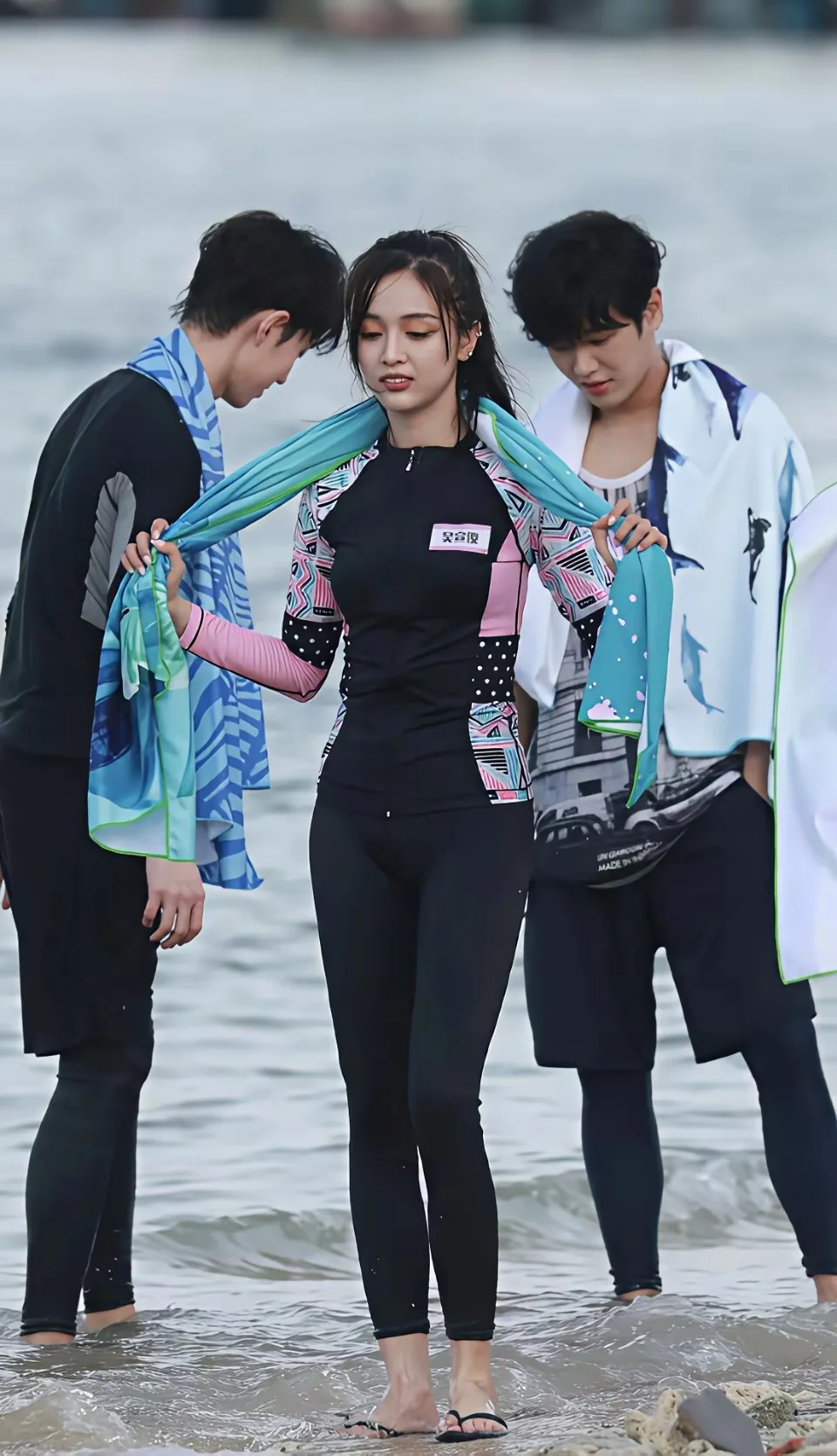 吴宣仪，火辣热裤凹造型，秀身材❤